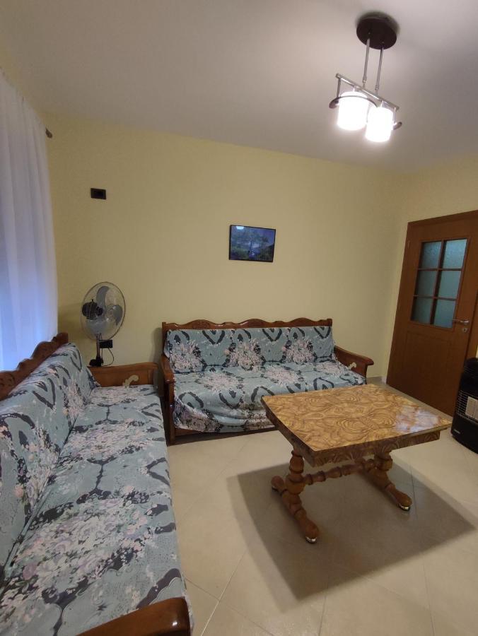 Flat White Apartment Krujë Екстериор снимка